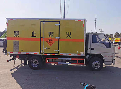 望江爆破器材运输车工人安全操作规范与智能技术保障
